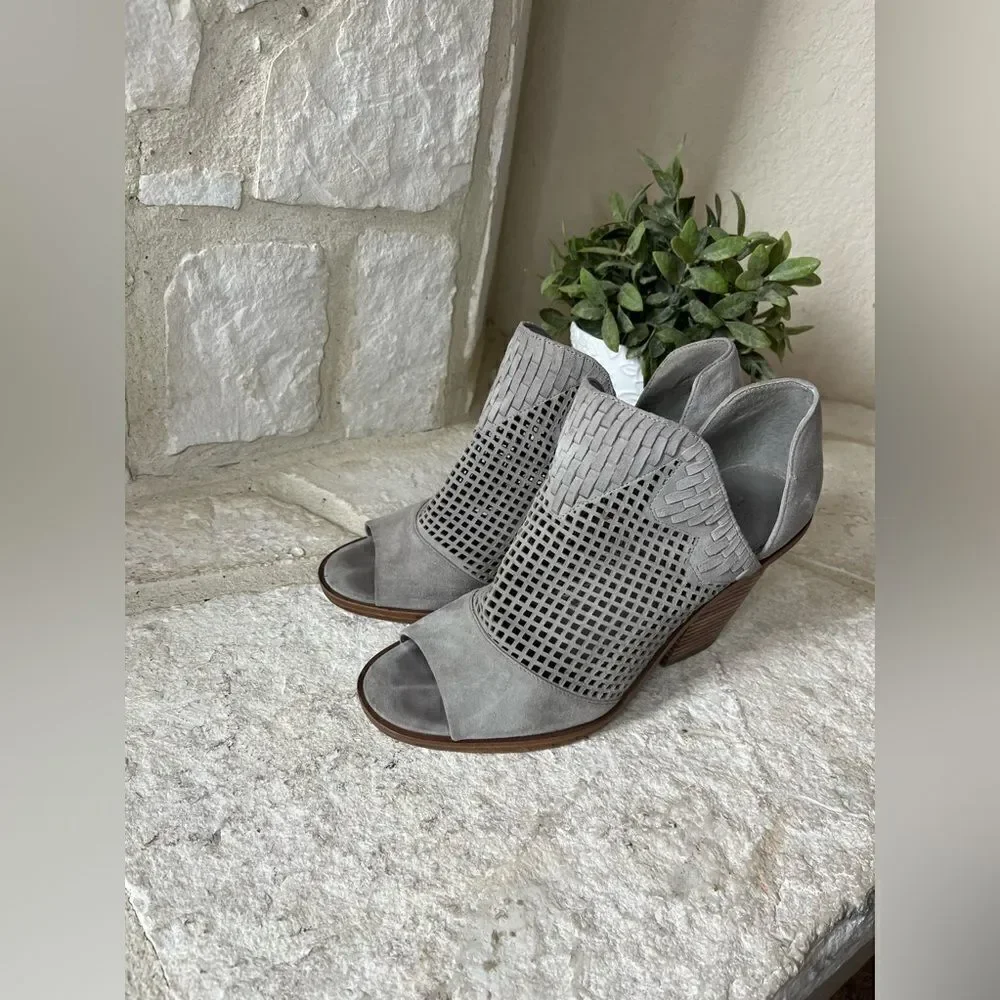 Vince Camuto Fritzey grey suede laser woven accent open toe booties sz 10